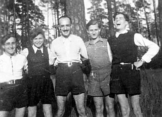 Heinz Abrahamsohn (2. von rechts) im Kreis seiner Gruppe (um 1943)