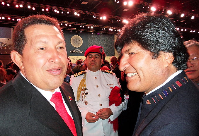 Venezolanischer Präsident Chávez unterhält sich ausgelassen vor seiner kapitalimuskritischen Rede mit dem bolivianischen Präsidenten Morales